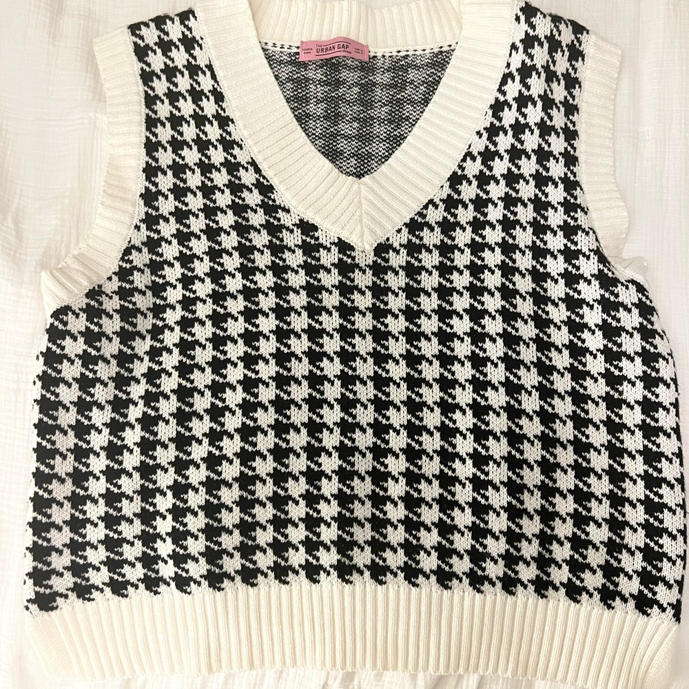 [SOLD ON DEPOP] Trendy Houndstooth Knit Sweater Vest by the Urban Gap